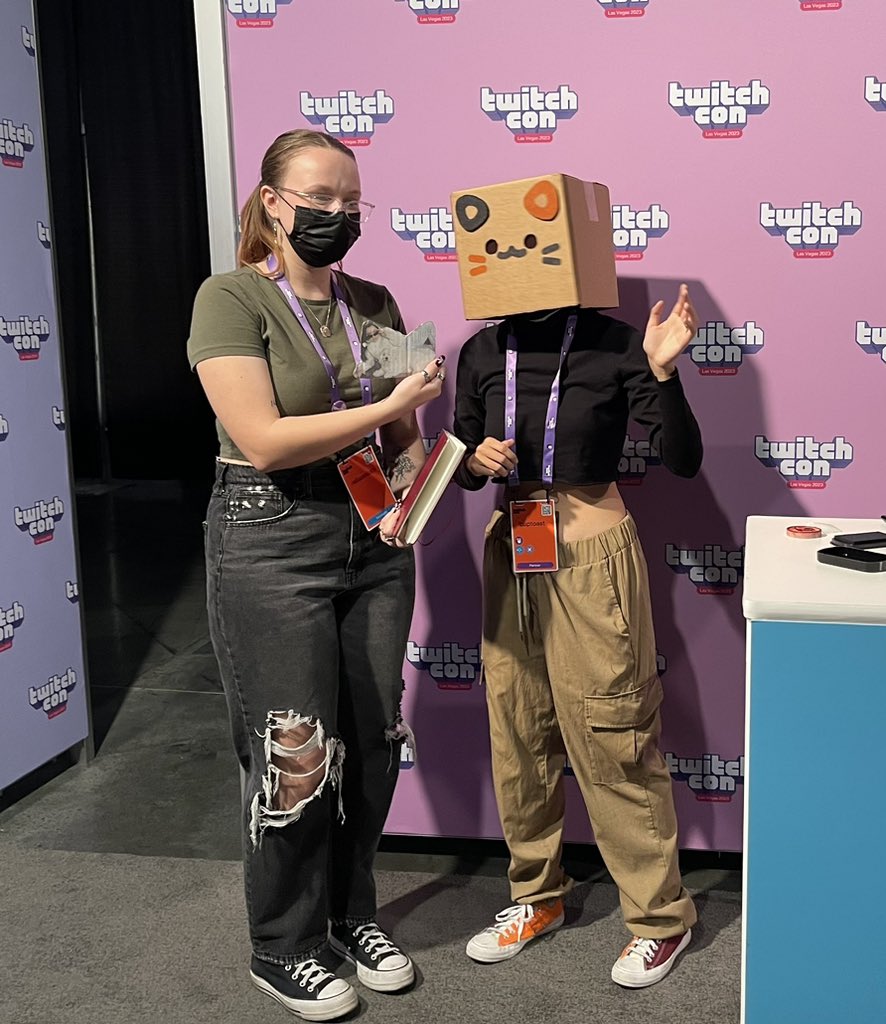 phocantsee's tweet photo. this is the closest i’ll ever be meeting these two until the next TwitchCon, love being there as a cutout tho! https://t.co/SLp4Zn7jJN