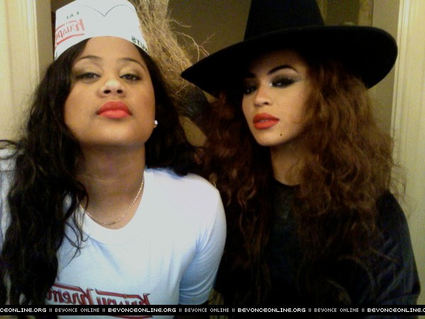 beyoncepress's tweet photo. All of Beyoncé's Halloween costumes — A thread 🎃

A witch in 2007 🧙‍♀️ https://t.co/SNZIseLvJx