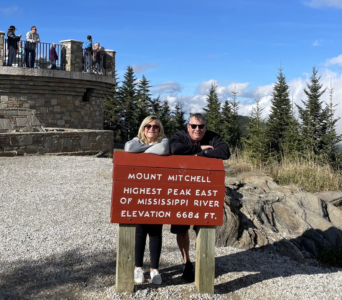 molenariville's tweet photo. Our next trip took us to the highest mountain east of the Mississippi, Mr. Mitchell. We drove along the scenic Blue Ridge Highway until we reached Mt. Mitchell. Beautiful views everywhere, and it smelled wonderful in the Balsam forest. #blueridgeparkway #mtmitchell https://t.co/v9BcDz5NBz