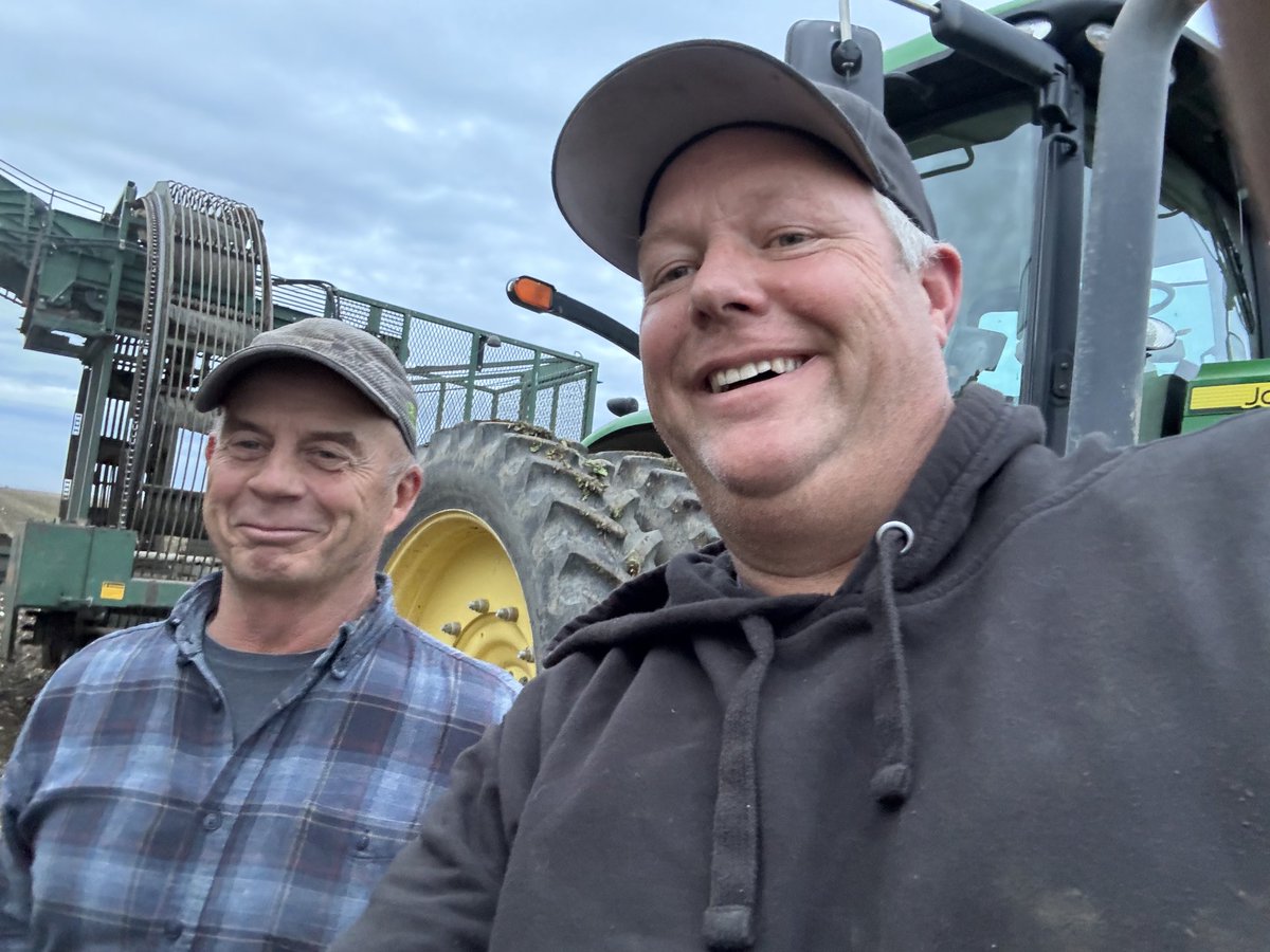 coryvdelzen's tweet photo. Last load of beet harvest selfie… https://t.co/rFQt4Nl2sY