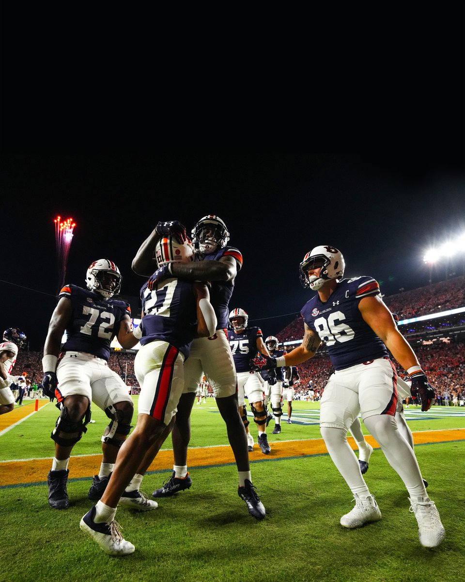 WireDawg3's tweet photo. RT @AuburnFootball: Jordan-Hare is ROCKIN' tonight 🥶 https://t.co/Ts8VTd9yD3
