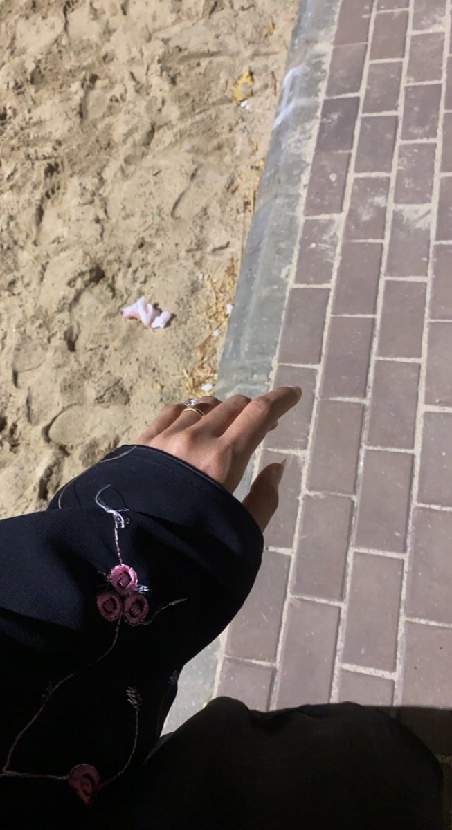 في حزني ألاول أذكر آني هجرت الناس والطعام لأربعه أسابيع 
أنا ألان..
في حزني الخمسون أحكيهـ وإنا أفتح 
الشوكلاتة لأكلها 
الإنسان يعتاد(: