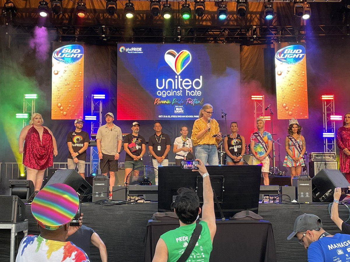 La gobernadora de Arizona <a href="/katiehobbs/">Katie Hobbs</a> se presentó en el festival Phoenix Pride para mostrar su apoyo a la comunidad LGBTQ+, los detalles por <a href="/TelemundoAZ/">Telemundo Arizona</a>  a las 6 y 11pm.