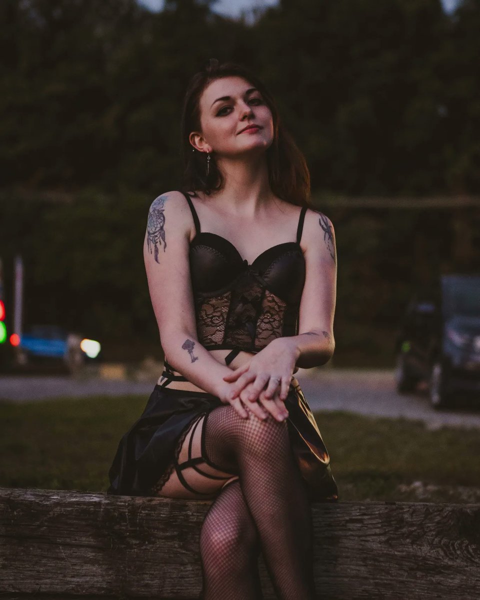 QueenHelena97's tweet photo. I'm patiently waiting for a good paypiggy to jump into my inbox! Approach with tributes little pig. https://t.co/ZNWcVq17je