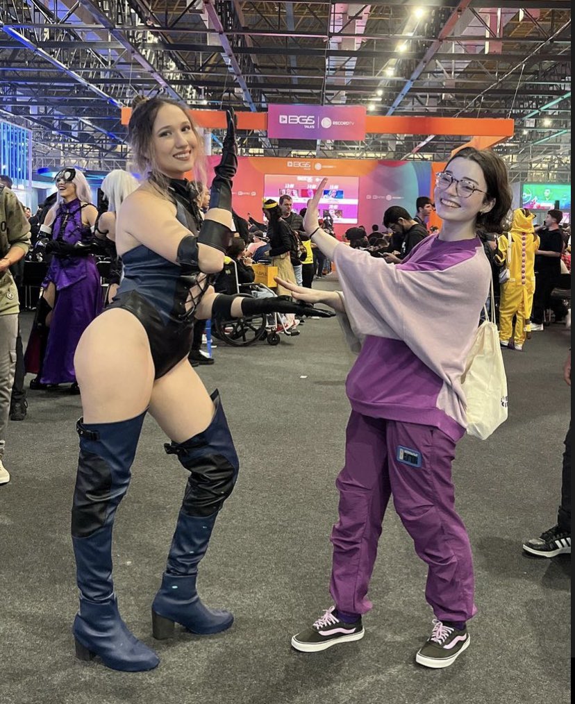StarRing_SR's tweet photo. *Friendship* Kitana Wins 
Que amor essa foto gente 🥹💙
#mk #MK #cosplayer #cosplay #kitanacosplay #mk3 #BGS https://t.co/4Uqh8MQ6rs