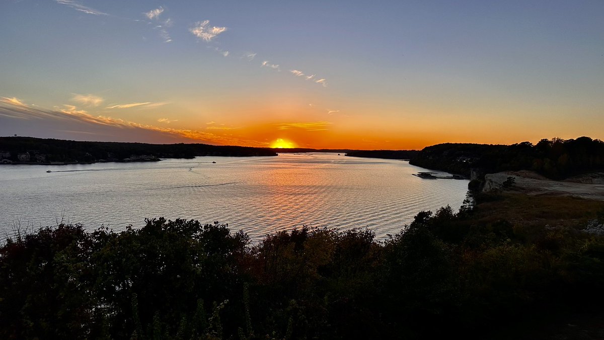 BaxtersLO's tweet photo. This scene from a sun-splashed, fall Saturday here at the @FunLakeMO did not disappoint! Stop in and see us this weekend. Make your reservation at https://t.co/bzb98i8C25. #SavorThefood #RememberTheView @KOMUMatt @SharonRayWx @WeatherZach https://t.co/Gwcw8S6m4f