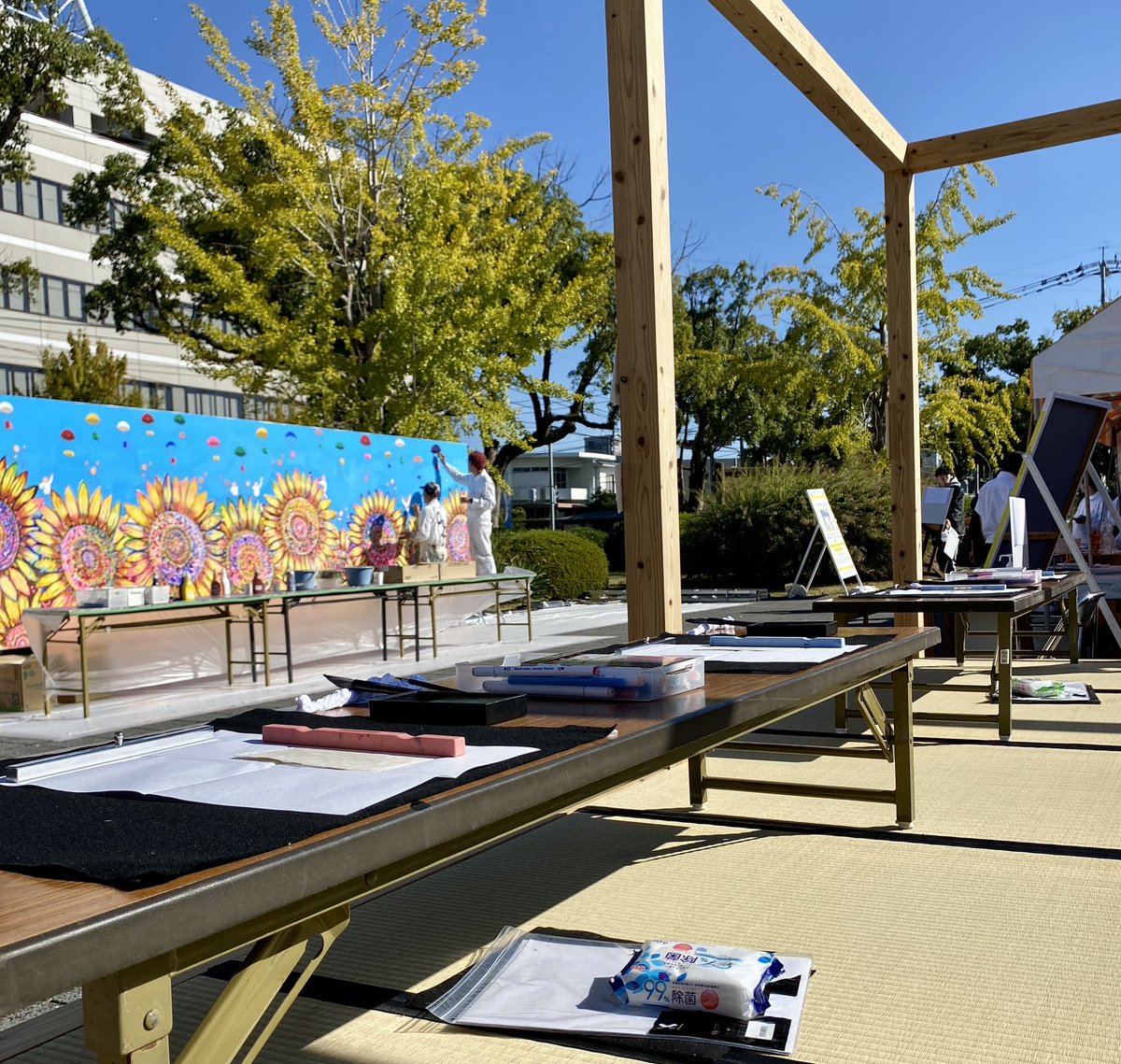 ejisio's tweet photo. 佐賀さいこうフェス2023
あと少しで2日目スタートです。

今日も良い天気☀️

私が担当している書道ワークショップの目の前では、ミヤザキケンスケさんの壁画ワークショップが行われています🌻 https://t.co/o71lEGMSsS