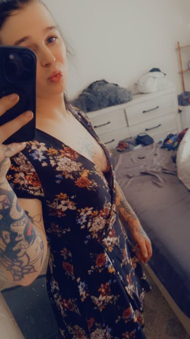 A lucky fan earned a dinner date!  How do you think that went?  I think he had an amazing time🥵🥵 https://t