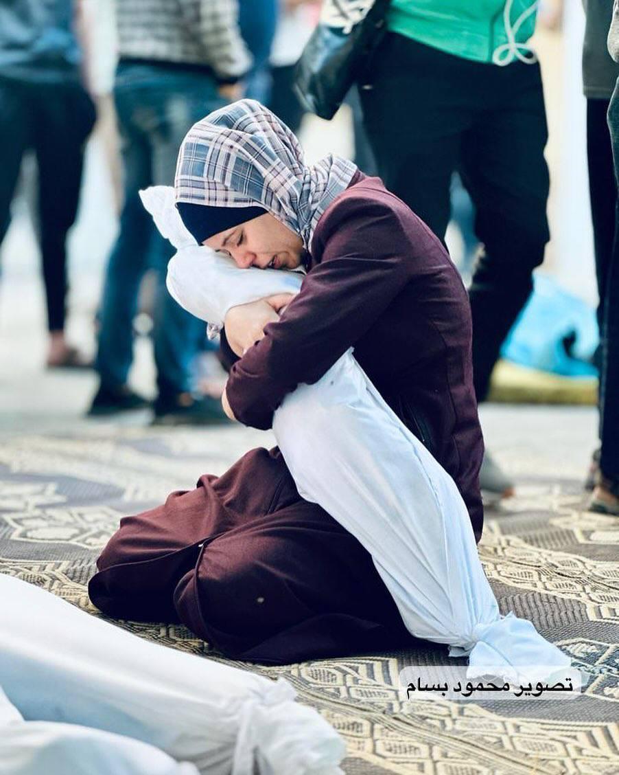 A Palestinian mother cannot bear to part with her child who was killed in an Israeli airstrike in the #Gaza Strip.