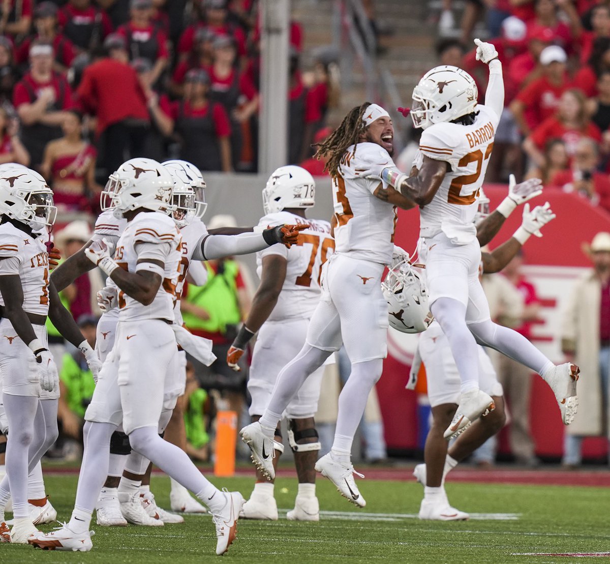 The Texas Longhorns defeat the Houston Cougars 31-24 🤘