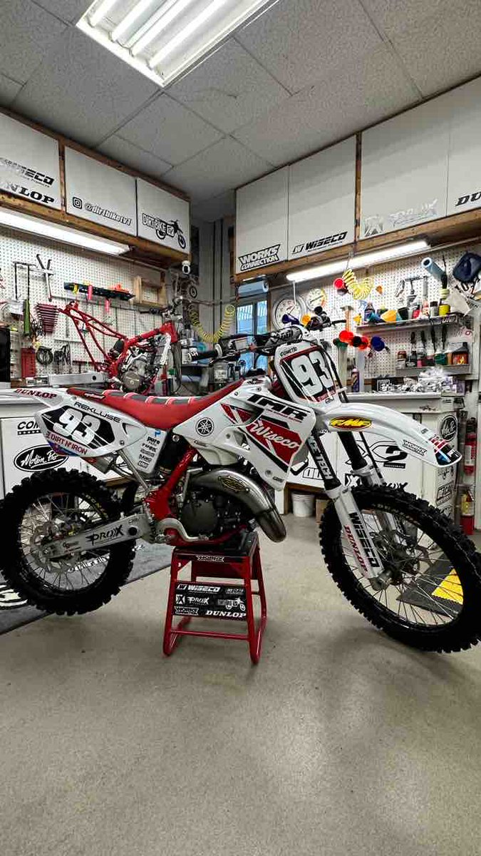 RideDunlop's tweet photo. The @dirtniron @dirtbiketv1 Dream build is done! 2001 YZ125 brought back to life!
#RideDunlop #Yamaha #YZ125 #MX33 https://t.co/Qp3fuXqs8k
