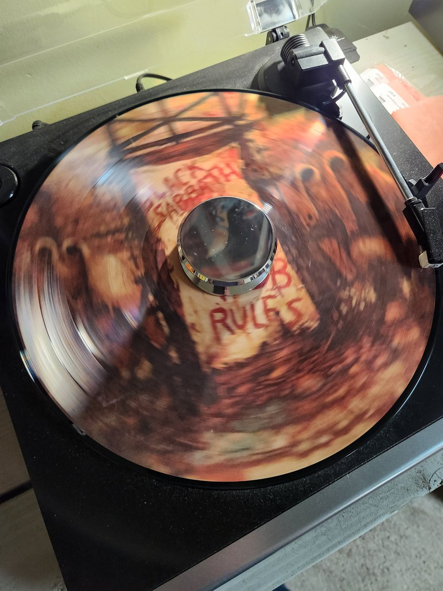 kaptncoke's tweet photo. Black Sabbath - Mob Rules Picture Disc #nowplaying #nowspinning #vinylrecords #vinyl #thesignofthesoutherncross ✝️🎸🔥 https://t.co/WpKy40U05H