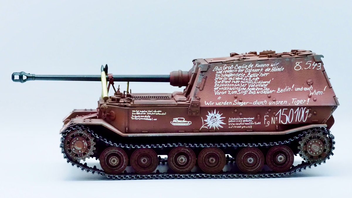 FuwakuT's tweet image. ずっとつくりたかったニーベルンゲン工場の最終生産車両のフェルディナント、完成。
オキサイドレッド 一色の塗装と、手書きメッセージのデカール。
達成感ハンパない！

#プラモデル 
#FERDINAND
#AmusingHobby
#新作