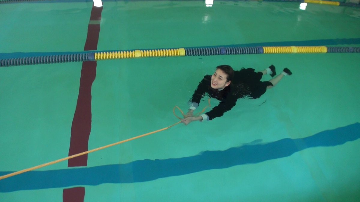 2話目は体験はりきりリポート🤾
授業を終え、インタビュー後終了予定が、自ら体験する流れに😓
勿論水に入る準備もしてないのでそのままの格好で😂
さっきまで救助する側でしたが、今度は救助される側へ🤗
新人リポーターはスタッフの無茶ぶりにも頑張ります👌