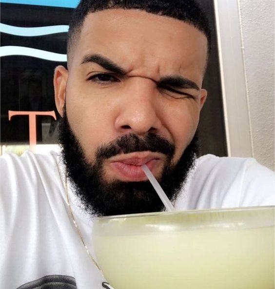 autismpills's tweet photo. thread of drake selfies where he poses like a teenage girl https://t.co/b574BqAm8k