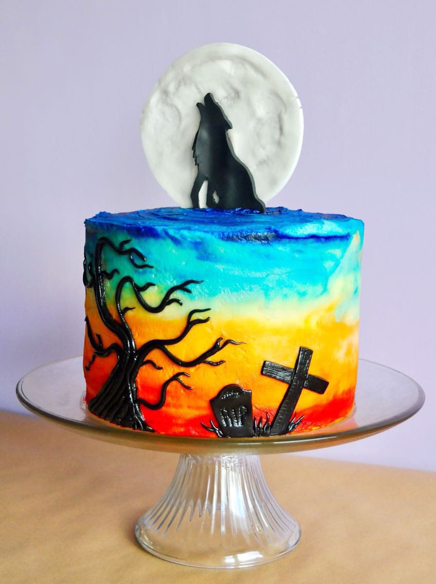 HOWLING WOLF Cake via Icing Insight . #GhastlyGastronomy icinginsight.com/blog/2018/2/5/…