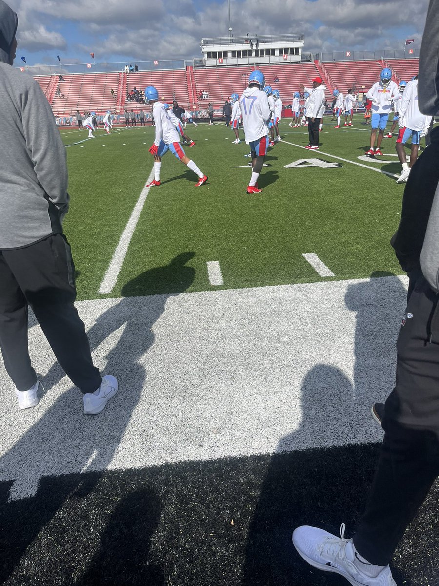h_hill1023's tweet photo. Had a great time @DelSt_Football homecoming game environment was electric all day. Big thanks to @CoachDwilson09 for the invite. Can’t wait to get back on campus soon! @FBCoachHull42 @CoachDRedd @Recruit25_hill @RG_Thirty #AGTG🙏🏾 https://t.co/EnOUGrfU3o