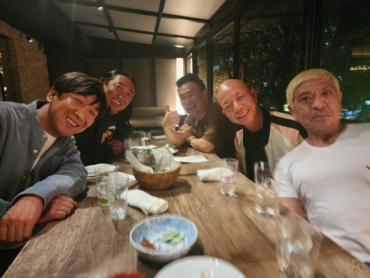 yamauchi0117's tweet image. 皆さんキングオブコントお疲れ様✋

サルゴリラおめでとう㊗️

感想はブログに書かせてもらいました🙏

なので細かいことはさておき、サルゴリラおめでとう㊗️㊗️㊗️

大会終わりの審査員メンバーだけの食事会も毎回緊張します😂