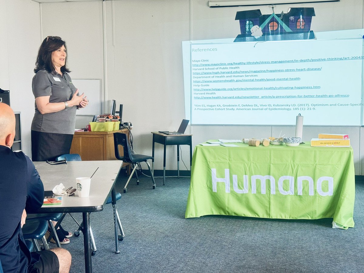 AGuerrero_HHES's tweet photo. What a great parent session by @MinnieGraves27; “The Power of  Positivity - When Life Gives You Lemons.” 🍋 
✨ FunFact: She was @ELuna_HHES and my Reading Teacher in Middle School! 👩🏻‍🏫 #PositiveMindset #OnlyAtTheHeights #LittleReunion #Humana https://t.co/k0aWIiFfsS
