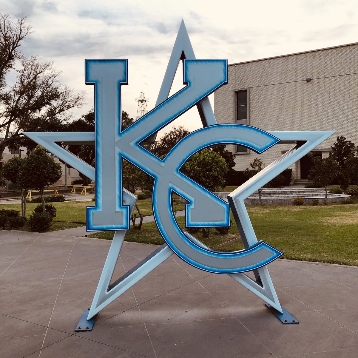 samkhoury's tweet photo. I always look fwd to being back home on the campus of my favorite alma mater, @kilgorecollege. And what a big win by #3 ranked @KC_MTXE!
#GunsUp #WeAreKC
#KCRangerettes #SweetheartsOfTheGridiron
#bEASTexas #JuCo #SWJCFC https://t.co/8JzNLIxHoz
