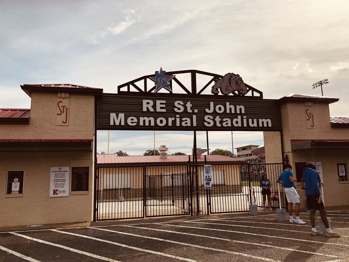 samkhoury's tweet photo. I always look fwd to being back home on the campus of my favorite alma mater, @kilgorecollege. And what a big win by #3 ranked @KC_MTXE!
#GunsUp #WeAreKC
#KCRangerettes #SweetheartsOfTheGridiron
#bEASTexas #JuCo #SWJCFC https://t.co/8JzNLIxHoz