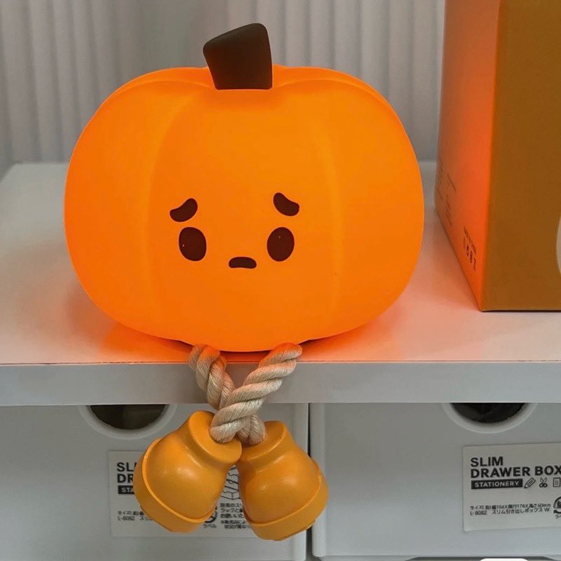 samnakpaiya's tweet photo. ￼โคมไฟฮาโลวีน HALLOWEEN 🎃รูปฟักทองน่ารักปุ๊กปิ๊กมาก ปรับไฟได้ 3 ระดับ น่ารักแบบนี้ไม่มีได้ไง ไปตำกันค่า
📍: https://t.co/acLh2wYGH9

#Halloween2023 #Halloween #BamBamAREA52inHoChiMinh #โคมไฟตั้งโต๊ะ https://t.co/dK198F9vy5