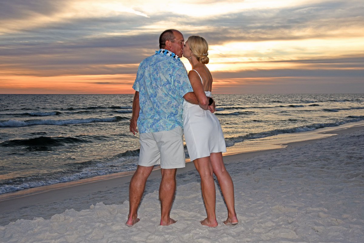 sunsetbeachwed's tweet photo. Congratulations to Tennessee newlyweds tonight on Panama City Beach! Frank &amp; Rebecca exchanged vows on the sand surrounded by family and friends #beachwedding https://t.co/2p3REEPsc8