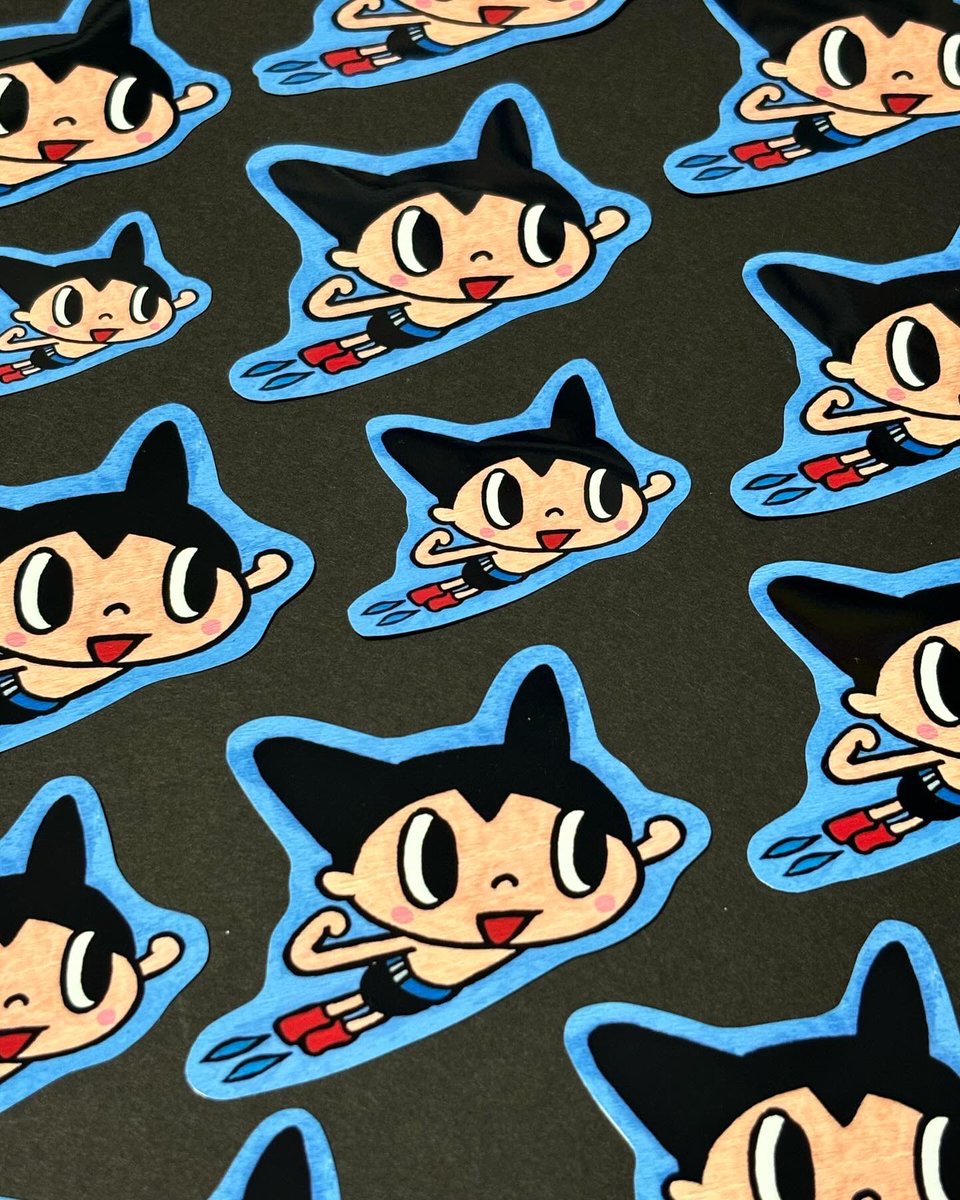 「ご安心ください! ニャトムとサファイアのステッカーも ちょっとだけど作ってますよ」|きはらようすけ（かいじゅうステップ制作中！)のイラスト