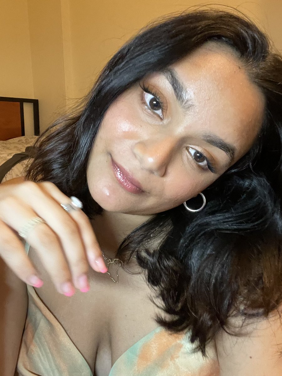 simran_patel10's tweet photo. had to make sure the face card was on point last night😋 https://t.co/Psx5ivGpg1