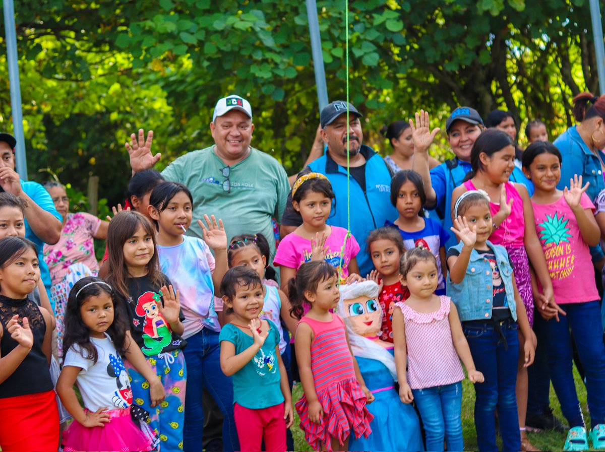 NIApopaSv's tweet photo. Seguimos celebrando a los reyes del hogar, con diferentes dinámicas, quiebra de piñatas, juguetes y refrigerio, disfrutaron los niños, niñas y sus padres en (comunidades unidas), Las Victorias, Condominios, Renderos, y Castillo de la Mancha.

@LaDepa_sv @joseurbinasv
@XZablah https://t.co/kakhfSgnm8