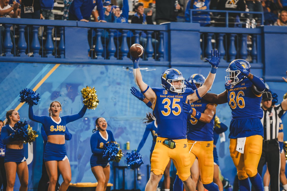 SanJoseStateFB's tweet photo. First Career Catch🤝 First Career TD

#ClimbTheMoubtain | #AllSpartans https://t.co/nMTZCOxL5B