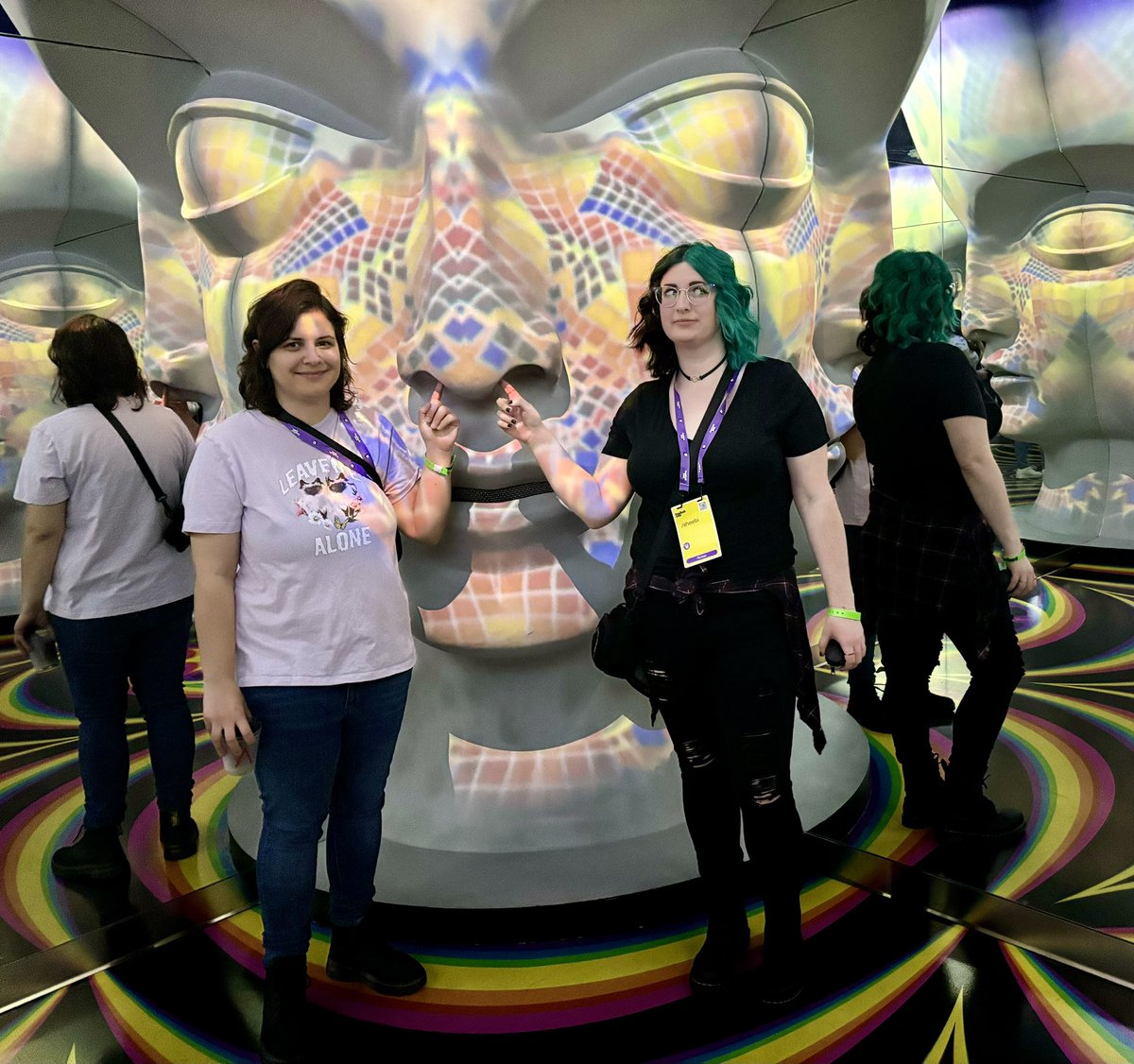 sheebiTV's tweet photo. having such a fun time at twitchcon with my best friends!! 🎰🩷 https://t.co/K15wLJf7Ge