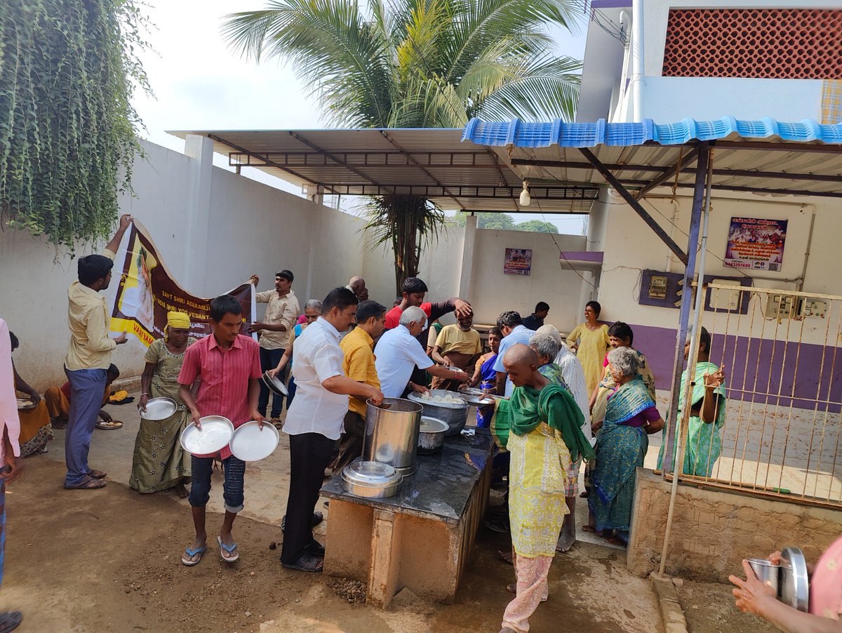 AshramBlr's tweet photo. #Vellore, #Tamilnadu (Vaniyambadi) Samiti organized an event i.e. to distribute meals to those who are needy, old age, and to the students of Karunai Illam, Vaniyambadi on #60thSelfRealizationDay #AtmaSakshatkarDiwas of Sant Shri Asharamji Bapu.
Glimpses👇
https://t.co/BkF1CKKhWJ https://t.co/UTp2CZdNvW