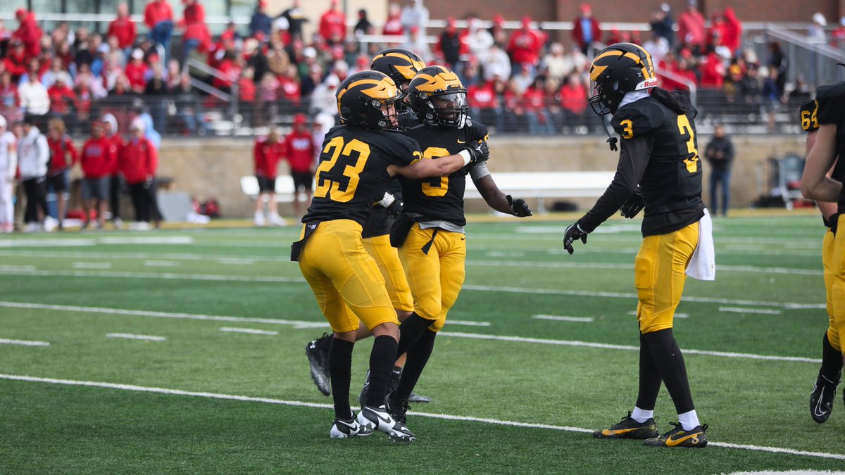 For the first time in 10 years, @GAC_Football beat Saint John's with a 38-35 victory. Leading by three with 1:50 remaining, Eric Lyons Jr. intercepted the Johnnies' go-ahead touchdown to seal a win over the No. 7-ranked team.

Recap: gogusties.com/news/2023/10/2…

#GoGusties | #d3fb
