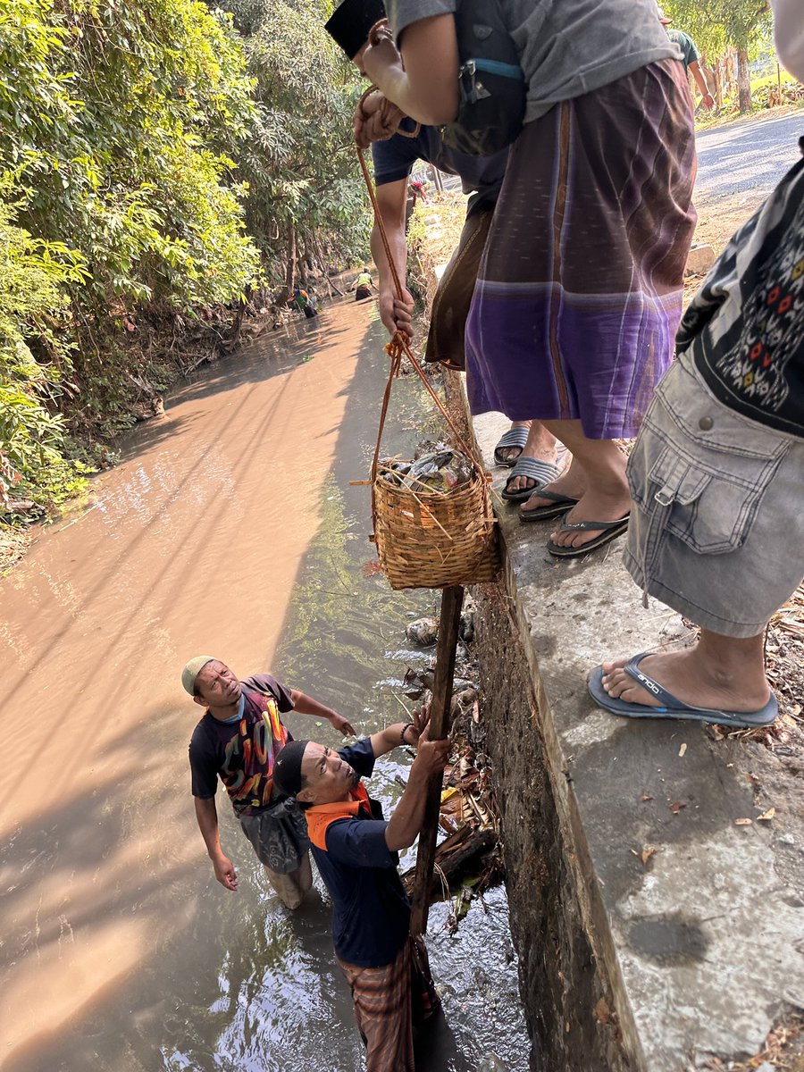 Moment #HariSantri2023 dimanfaatkan bersih-bersih kali di sekitar Pondok Pesantren <a href="/Sidogiri/">Pesantren Sidogiri</a> oleh <a href="/sidogirian/">Sidogirian</a> Pasuruan, GP. Ansor - Banser Sidogiri, PC HMASS Pasuruan dan dinas pengairan yang diinisiasi oleh sahabat khidmah <a href="/LazSidogiri/">LAZ Sidogiri</a>