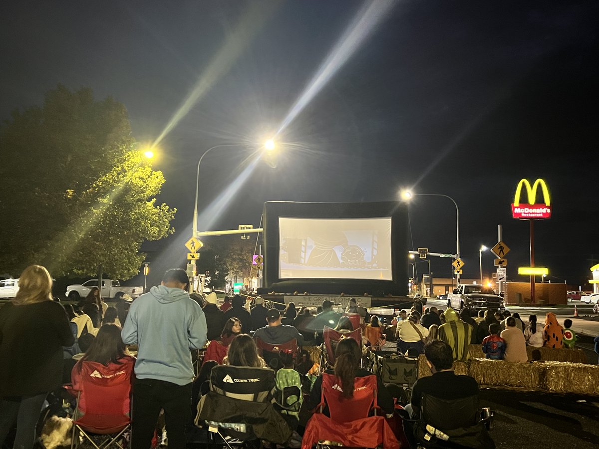 OthelloSchool's tweet photo. What a special night in our great community with Movie Night on Main Street sponsored by the Chamber of Commerce and Othello School District and a special thank you to McCains for sponsoring the movie licensing.

#WeAreOthello https://t.co/zP7rv5KA1c