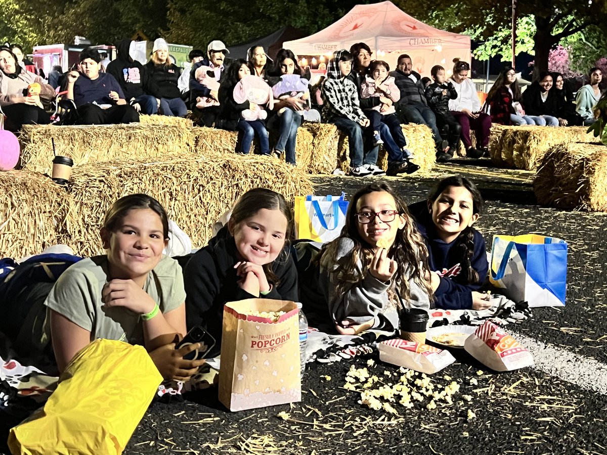 OthelloSchool's tweet photo. What a special night in our great community with Movie Night on Main Street sponsored by the Chamber of Commerce and Othello School District and a special thank you to McCains for sponsoring the movie licensing.

#WeAreOthello https://t.co/zP7rv5KA1c