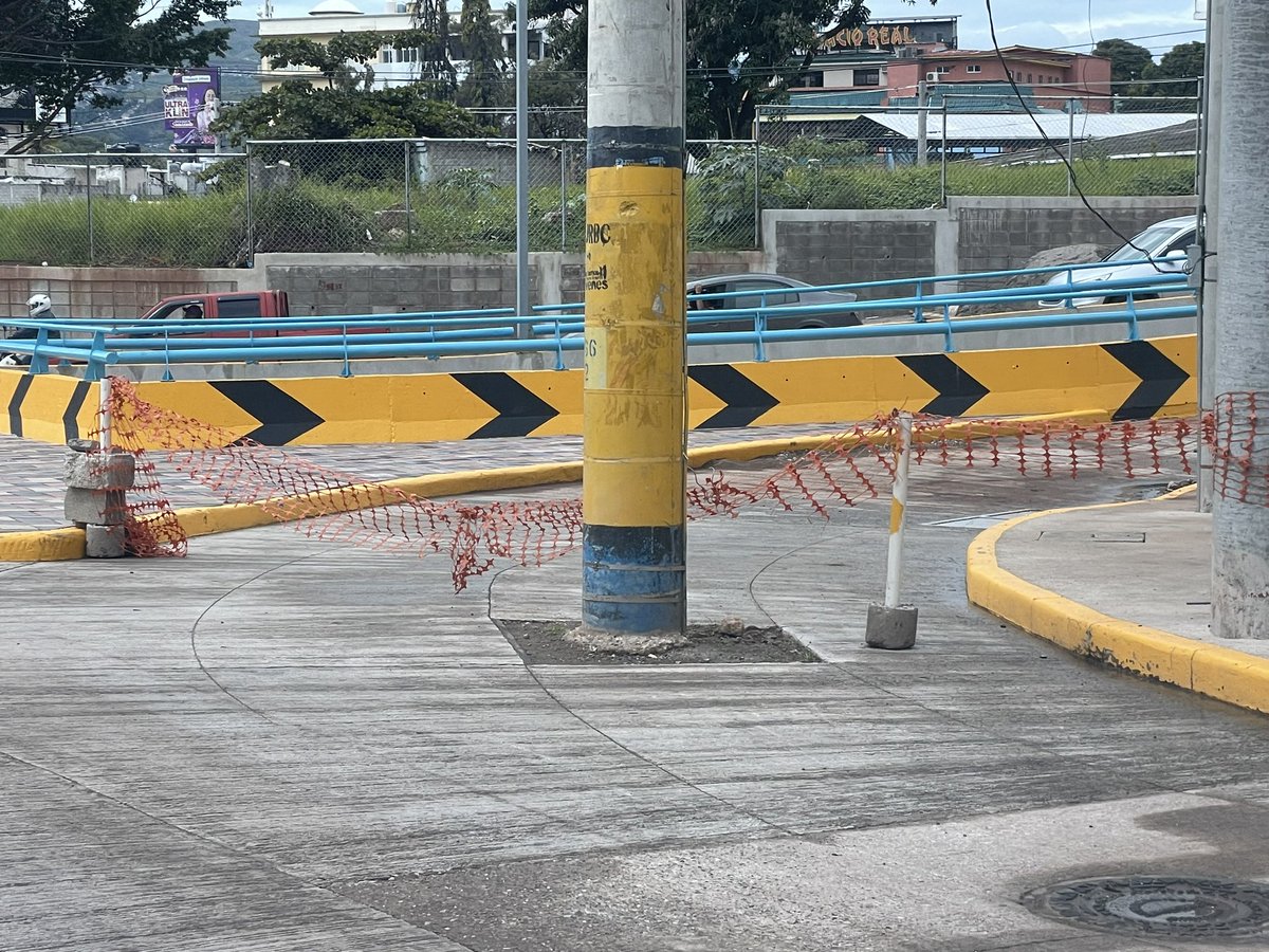 RomuloRME's tweet photo. Es en serio esta obra ? Cerca de casa de gobierno , en la capital de la República de Honduras ! https://t.co/G6Vz0UiXtA