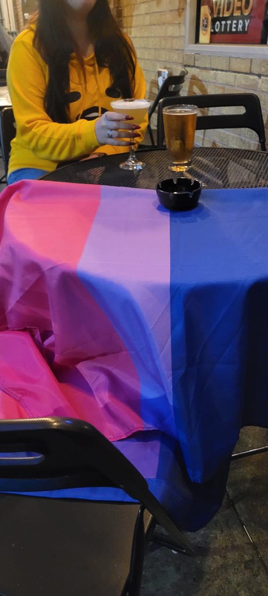 amBiSocial's tweet photo. #amBiPDX knows how to claim a table! ๐๐๐ https://t.co/fnhgH6BshQ