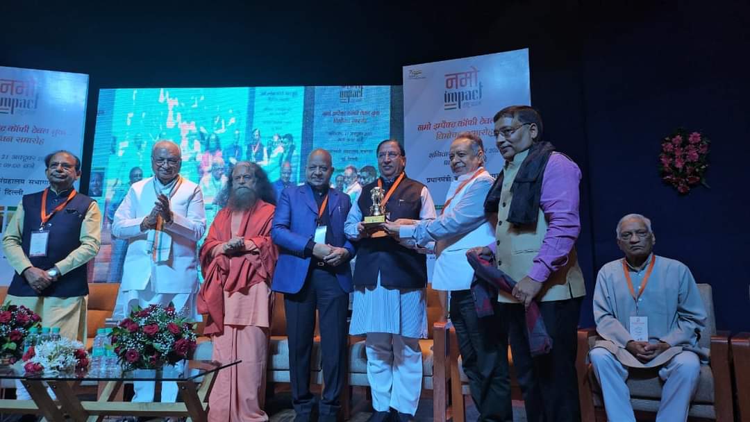 bjpnareshbansal's tweet photo. श्रद्धेय स्वामी चिदानन्द सरस्वती जी,महामहिम राज्यपाल केरल श्री @amkindia51 साहब,पूर्व राज्यपाल असम माननीय प्रो. जगदीश मुखी जी,गौसेवक एवं समाजसेवी  प्रो. सुरेश चन्द्र सिंघल जी,चेयरमैन नमो इम्पैक्ट टीवी श्री जगदीश राय गोयल जी,चांसलर महाराजा अग्रसेन वि वि डा नंद किशोर गर्ग जी,(2/3) https://t.co/aqziitc1lH