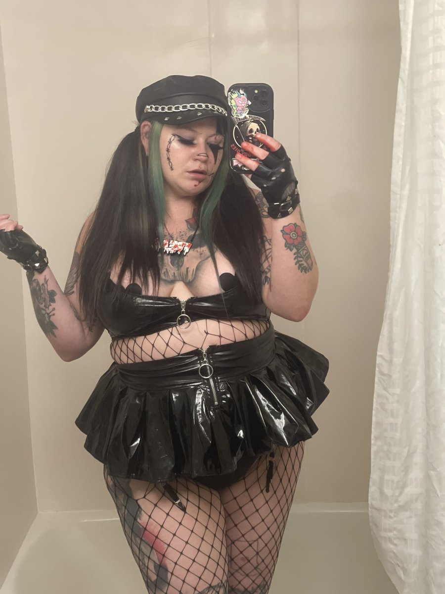 JesRoach's tweet photo. Hey Barbie, do you wanna fucking party?? https://t.co/ieccKpJlg5