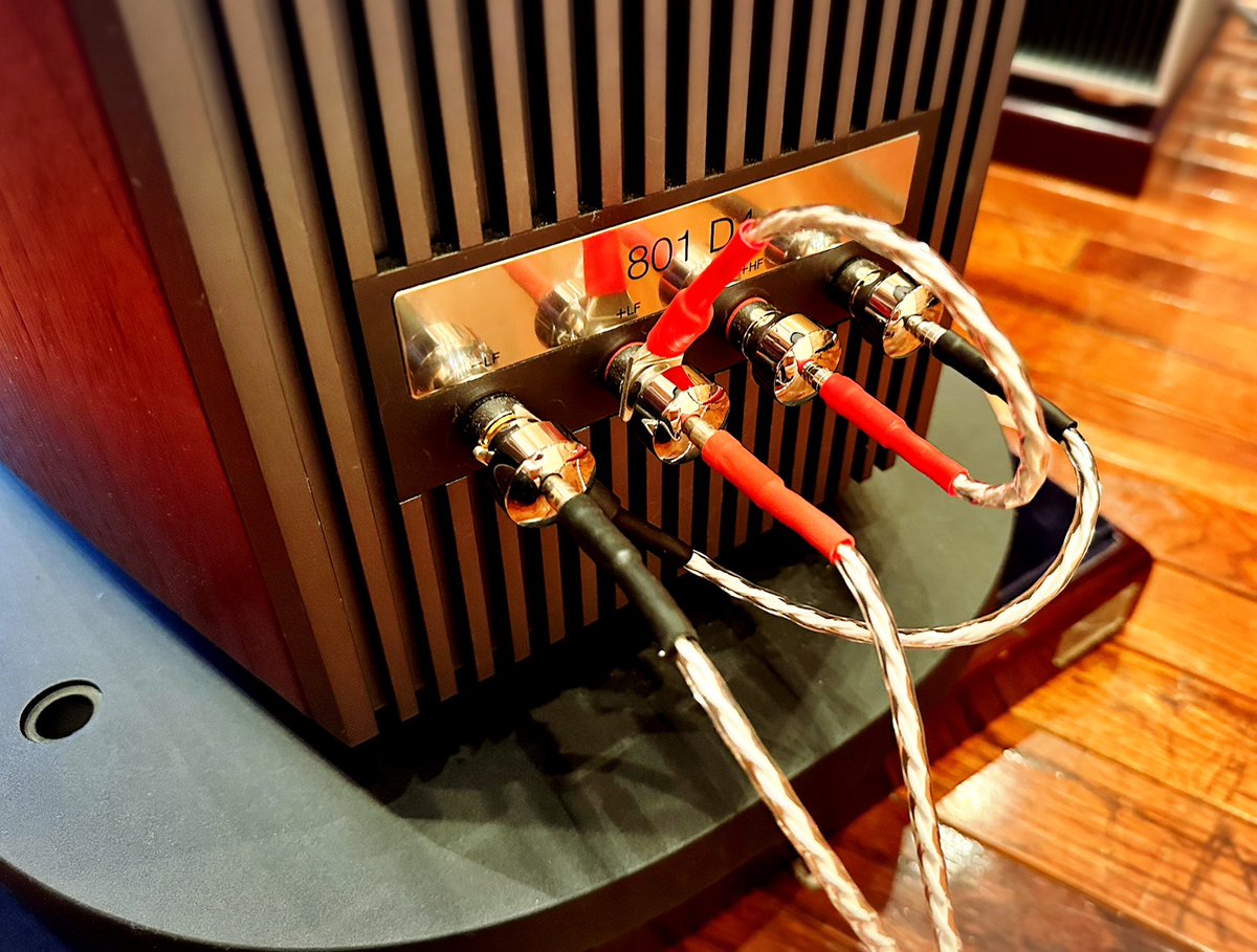 otaiaudio's tweet photo. ペガサス☆TANAKAです。今日はタイムロードさんが新作のジャンパーケーブルを持って来てくれたので試聴中です!
相変わらず使いやすいし、お気に入りのケーブルです。
#タイムロード
#Timeload
#OTAIAUDIO
#ペガサス田中 https://t.co/o2rjy5K1oQ