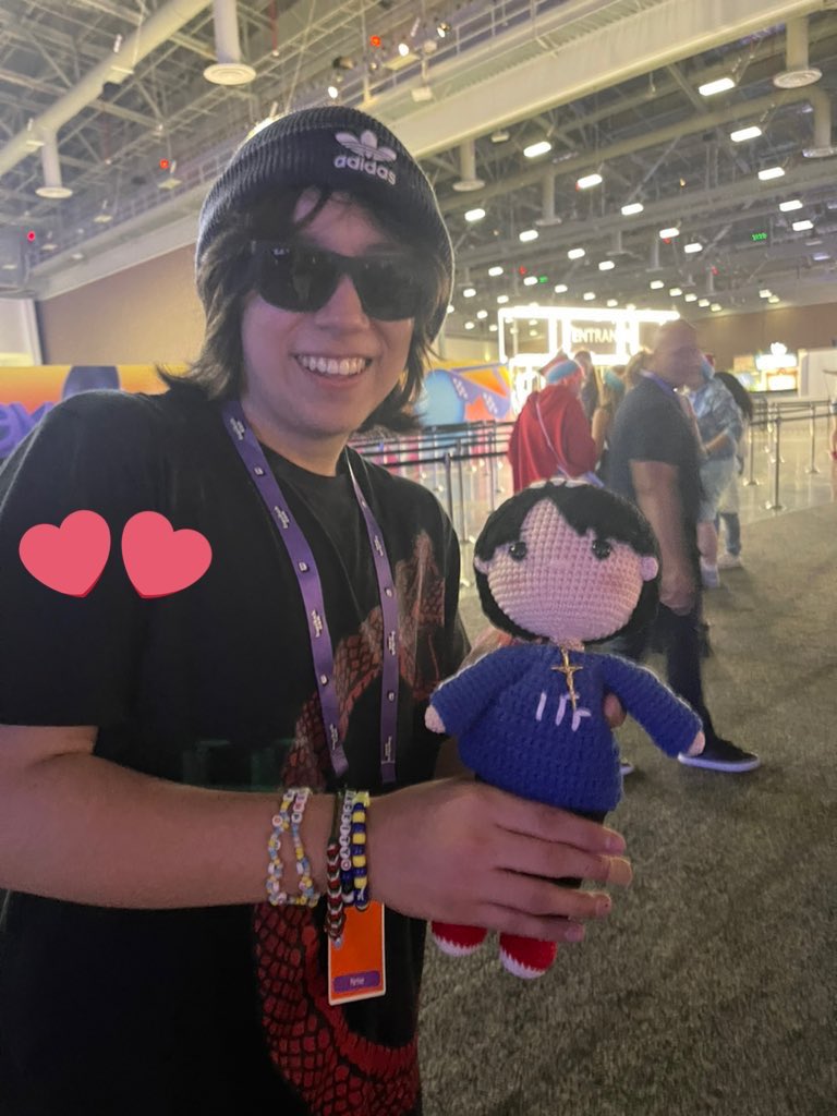 Quackityty's tweet photo. Este monito se lo quería entregar en los esland y hasta las vegas se me hizo dárselo :,) lo quiero mucho, licenciado. Gracias por todo https://t.co/6XWK0Z1snX
