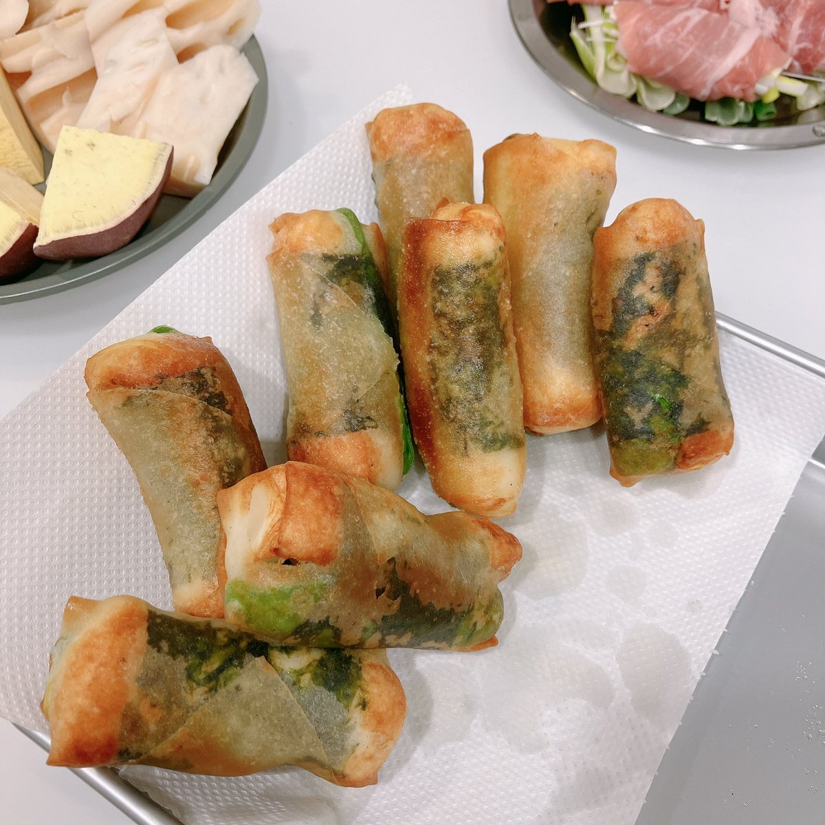 chihacenti's tweet photo. 昨夜は春巻。大好きな方が「ハルマキ」の本を出版されたので。眺めていると巻きまくりたくなる。素晴らしいアイデアがたくさん。昨日のは韓国海苔、アボカド、はんぺんに、とある隠し味。揚げる前からおいしい匂いがして、揚げたら「わあ！島田さんの味！」と一瞬でなくなった。 https://t.co/s55jcVg4Y7