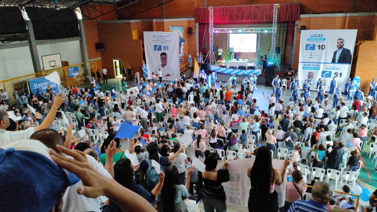 JCamiloCruz30's tweet photo. Gracias Comuna Cinco por acompañarme en el camino de seguir transformando juntos y hacer de este #UnTerrirorioPosible 💪🏼💙

🗳️ El 29 de octubre somos:
C 81 a la JAL
C10 al Concejo de Medellín @LucasCanasJ 
C51 a la Asamblea @JaimeACanoM 

@SenadorTrujillo https://t.co/vI61uYLrGb