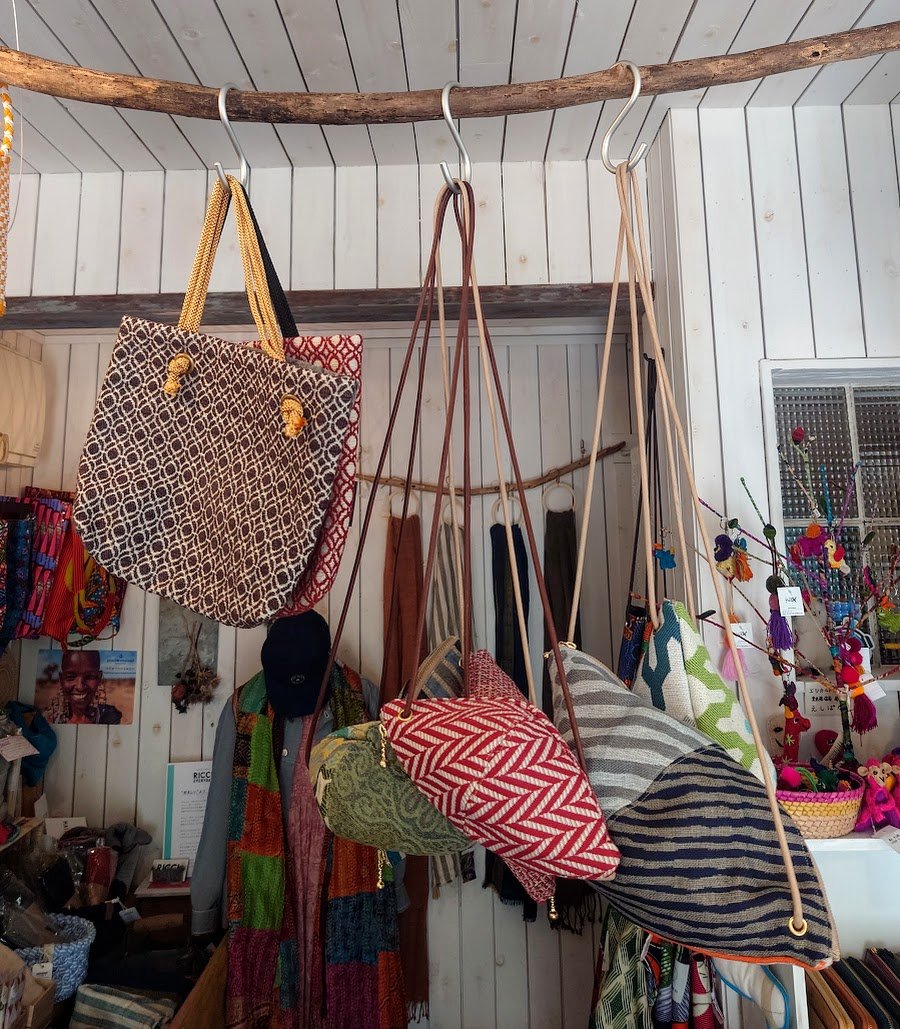 ethicalya's tweet image. 10月22日㈰鎌倉は晴れ🌞11:00-17:00営業 です。#MUDJeansとReファッション　好評開催中。  #zampuprojekt　はインテリアの残布をアップサイクルした雑貨ブランド。コロンとしたフォルムが人気の #ShellBag はいかが？　#鎌倉 #エシカル