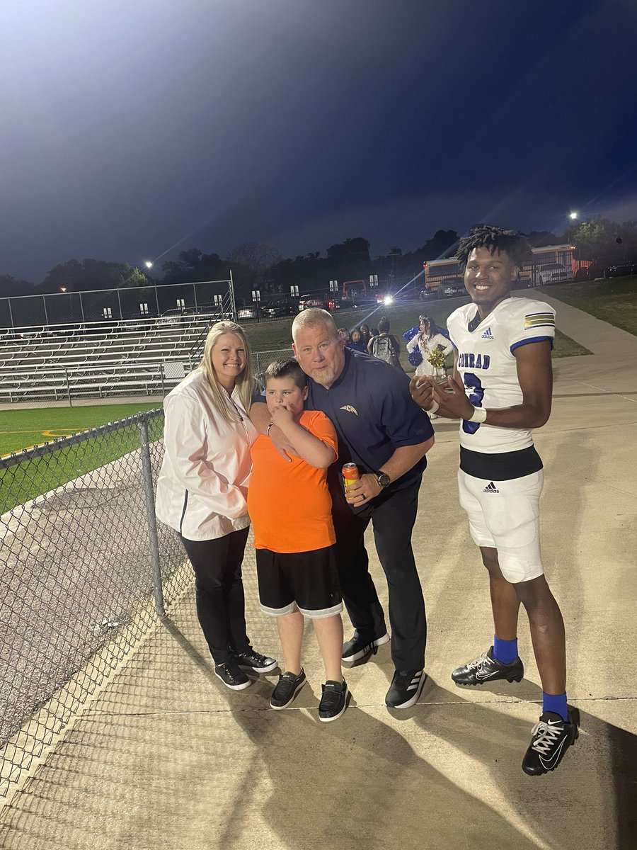 When you’re taking a family pic and another family member jumps into the picture! <a href="/Lahdee8k/">DeAnthony Flagge</a> <a href="/Amber_Ragsdale/">Amber Ragsdale</a>