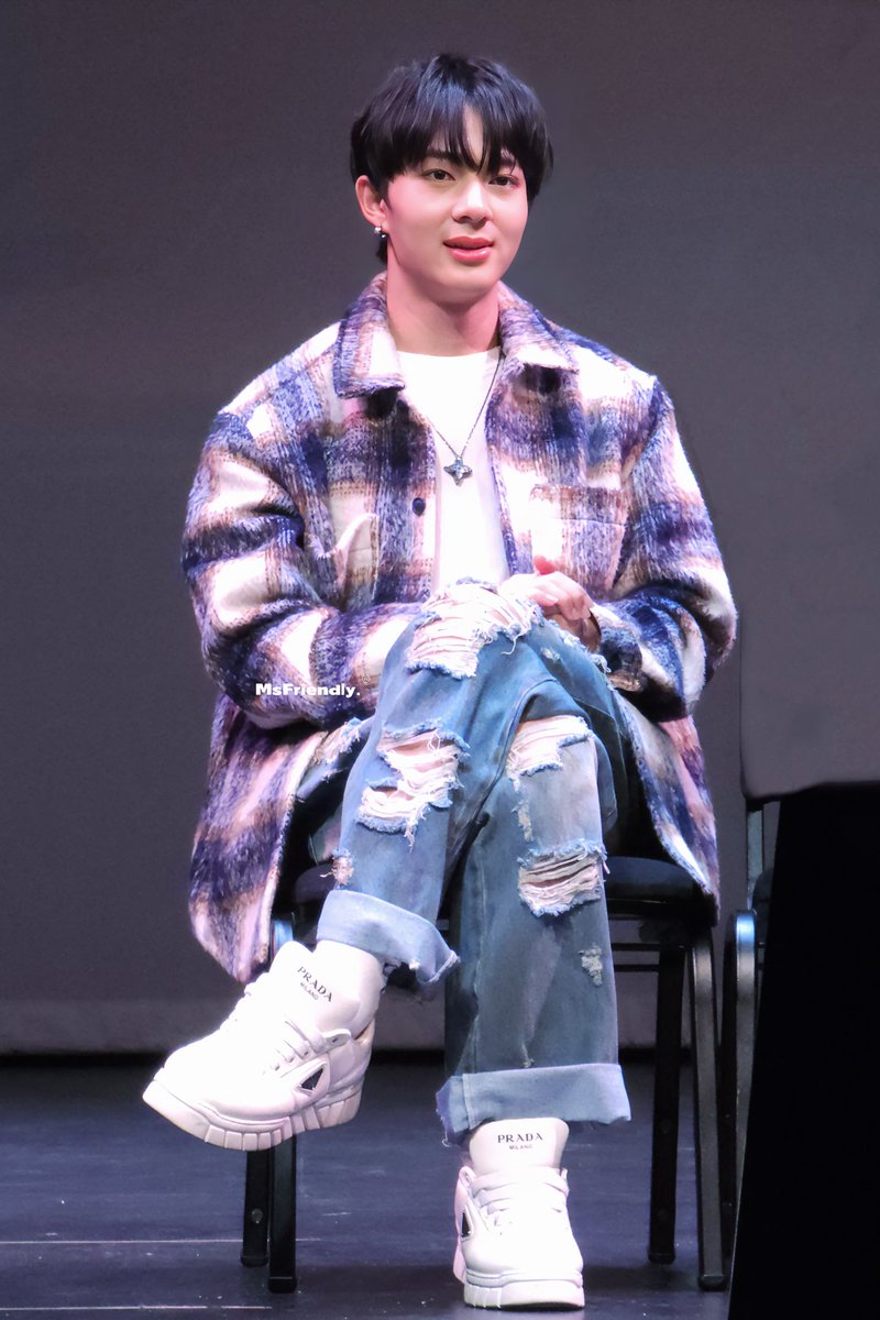 MsFriendlyCam's tweet photo. 𝟮𝟯𝟭𝟬𝟮𝟭 𝗭𝗲𝗲𝗡𝘂𝗻𝗲𝘄 𝗶𝗻 𝗟𝗔

Cuteee😆He did the LA sign
#ZeeNunew1stJourneyinLA #ZeeNuNew1stTimeinUSA #NuNew https://t.co/3Q8ICvu6c2