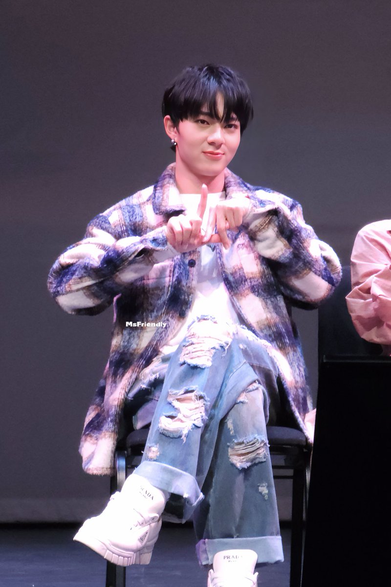 MsFriendlyCam's tweet photo. 𝟮𝟯𝟭𝟬𝟮𝟭 𝗭𝗲𝗲𝗡𝘂𝗻𝗲𝘄 𝗶𝗻 𝗟𝗔

Cuteee😆He did the LA sign
#ZeeNunew1stJourneyinLA #ZeeNuNew1stTimeinUSA #NuNew https://t.co/3Q8ICvu6c2