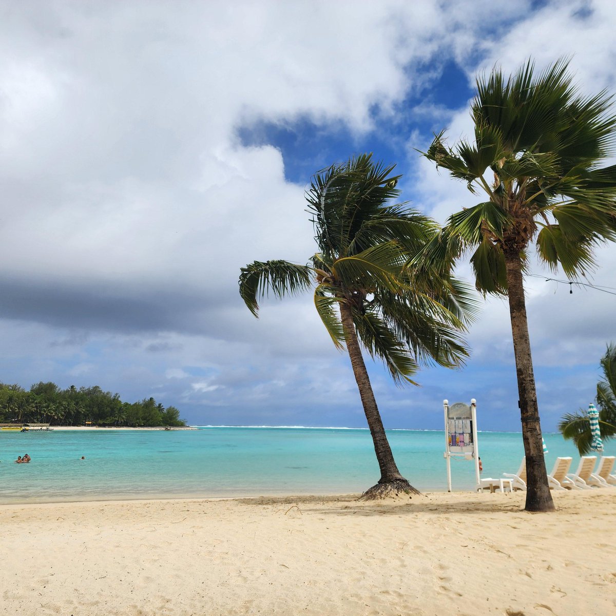 Cook Islands is amazingly beautiful and its people are so warm and hospitable! Love this place👌